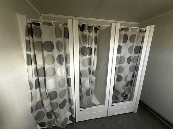 container-sanitario-3x6-6-chuveiros-2-lavatorios-aquecedor-300l_3 Container Sanitario 3×6 - 6 Duchas, 2 Lavabos, Calentador 300L