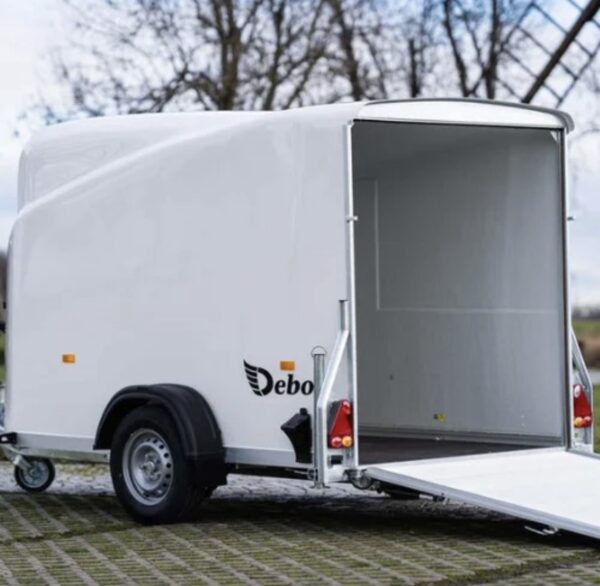 Remolque Furgón Debon Cargo 1300 – Robusto y Moderno
